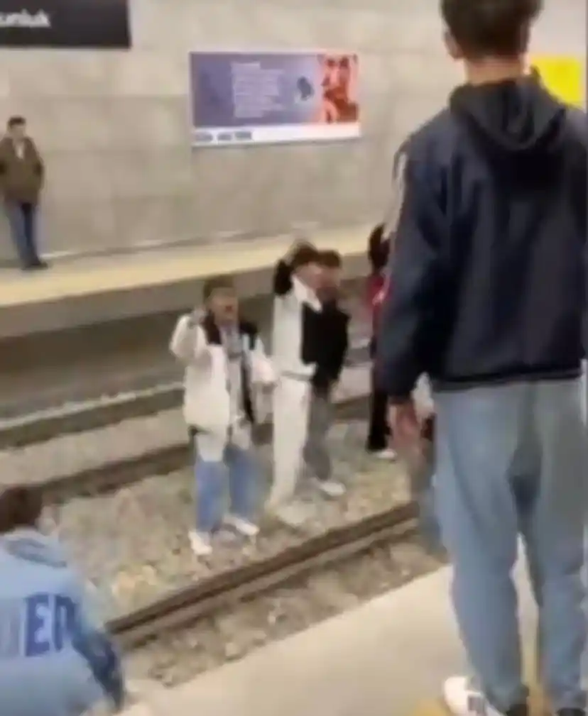 Bursa metrosunda gençlerden akıl almaz hareket
