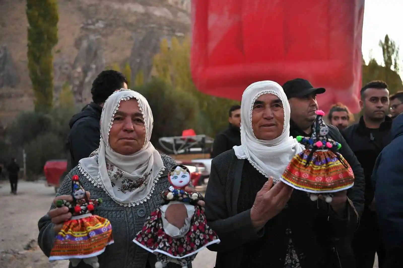 Büyükkılıç’tan Soğanlı Vadisi’nde bez bebek satışı yapan kadınlarla Fransızca sohbet