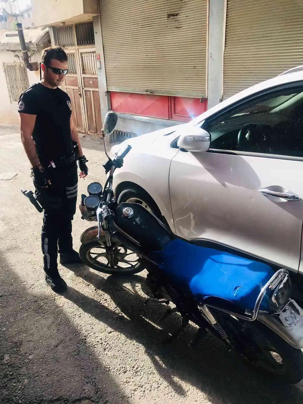 Çalıntı motosikletle polislerden kaçamadı
