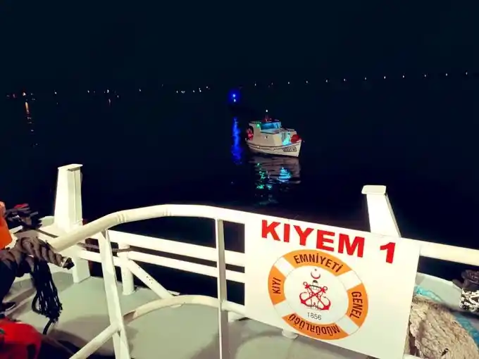 Çanakkale Boğazı'nda makineleri arızalanan tekne, KEGM ekiplerince kurtarıldı

