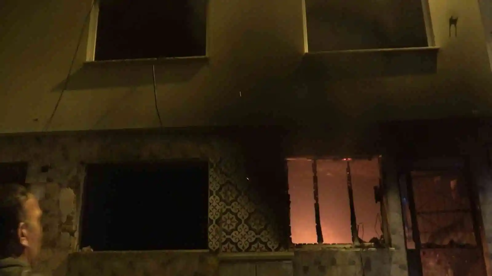 Canı sıkıldıkça evini yakıyor