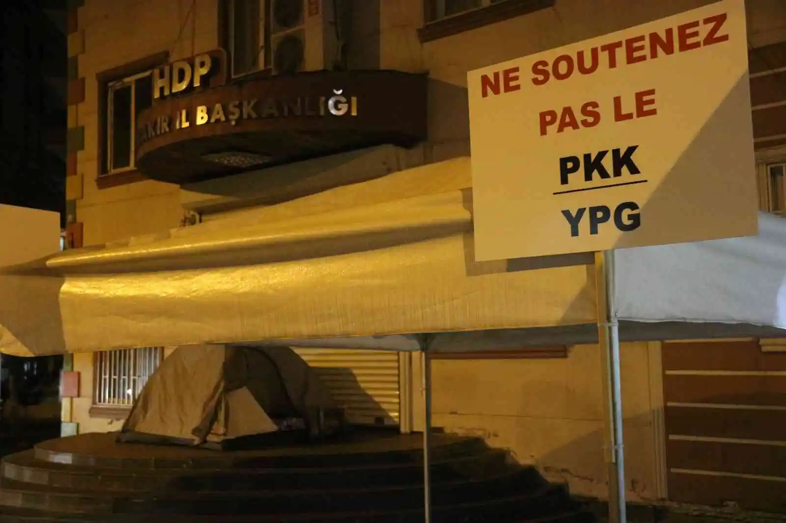 Çaresiz baba evladının götürüldüğü kapıda gece çadır kurarak bekliyor