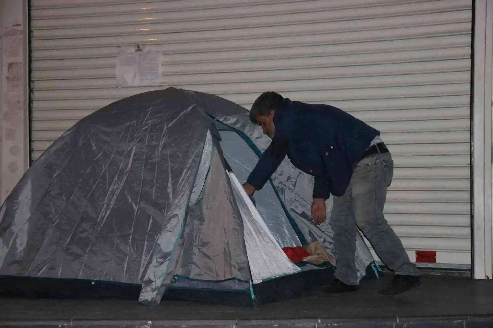 Çaresiz baba evladının götürüldüğü kapıda gece çadır kurarak bekliyor
