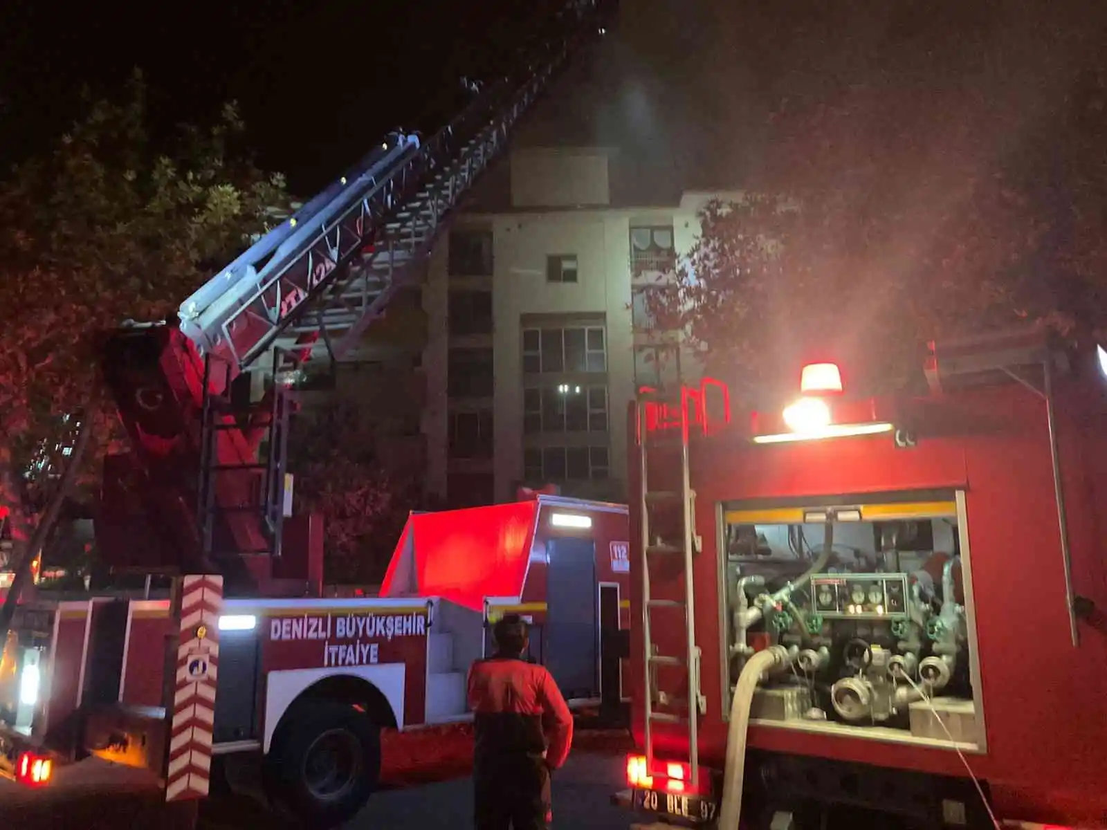 Çatıyı saran alevler apartman sakinlerine koru dolu anlar yaşattı