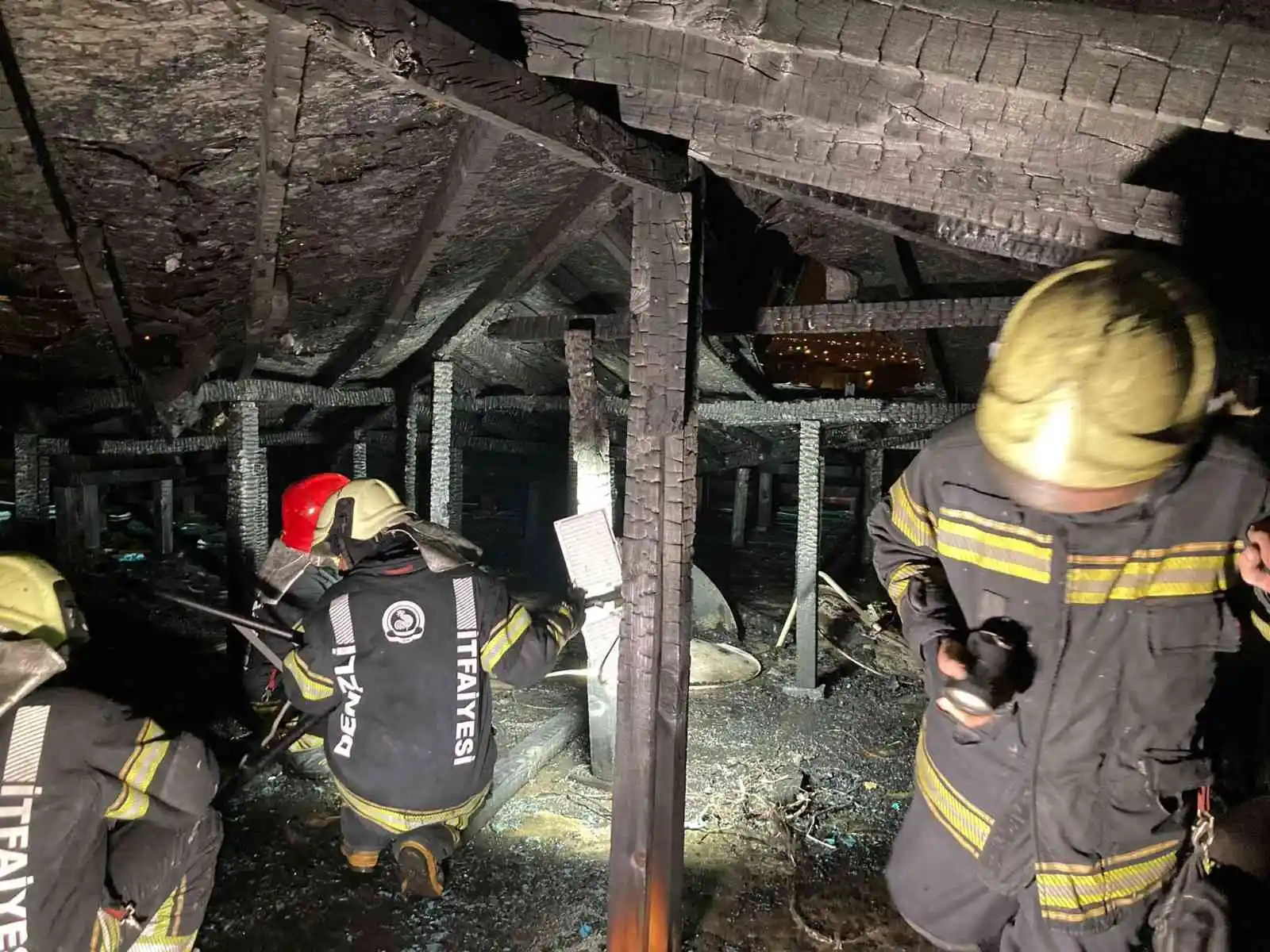 Çatıyı saran alevler apartman sakinlerine koru dolu anlar yaşattı