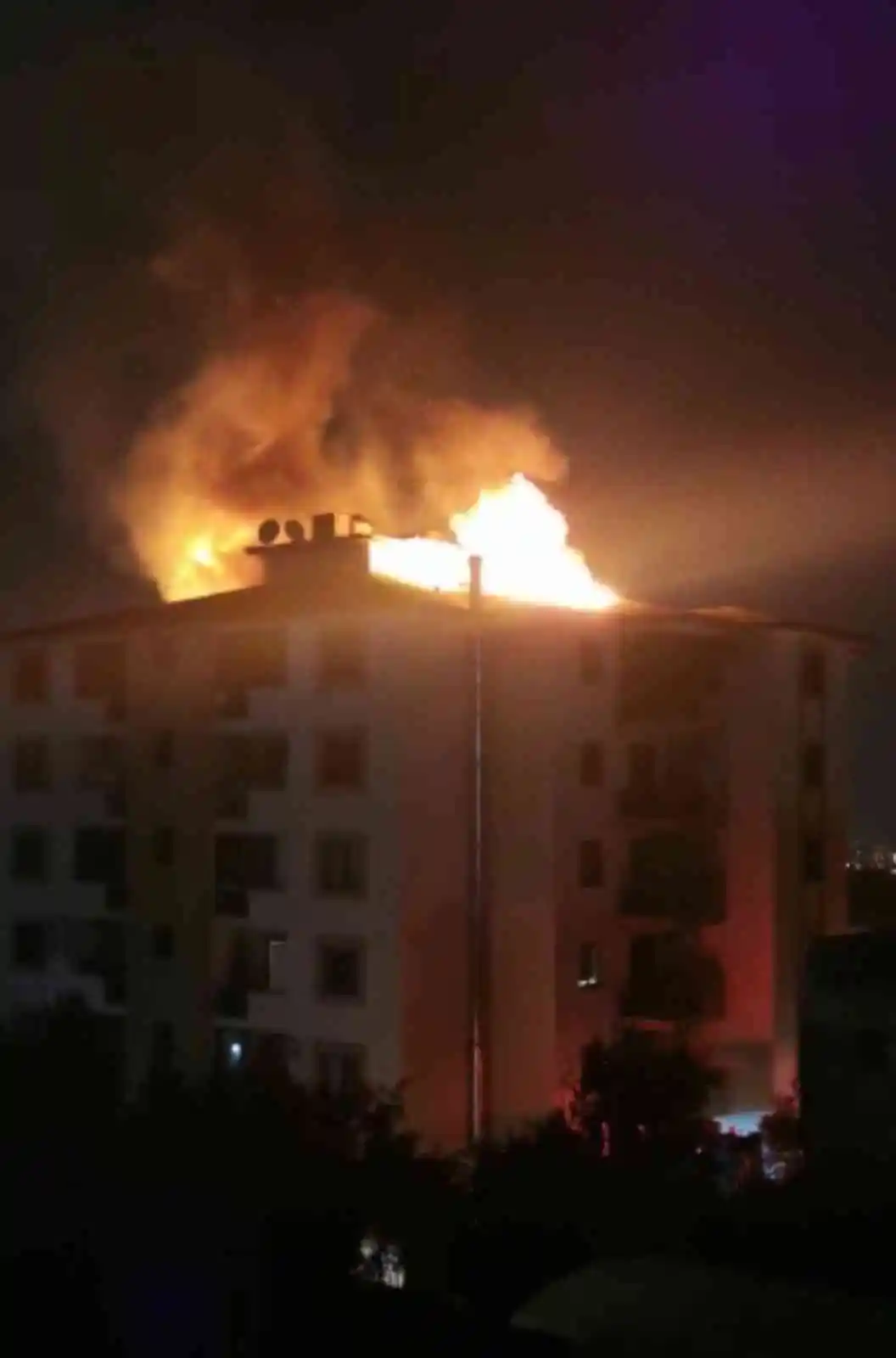 Çatıyı saran alevler apartman sakinlerine koru dolu anlar yaşattı