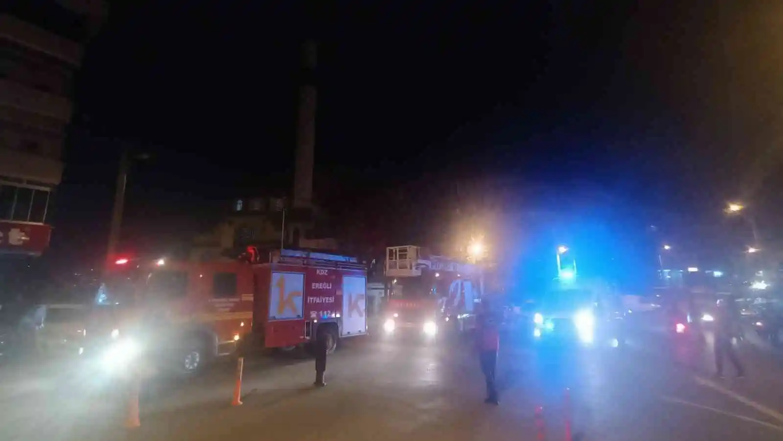 Cemaat namazdayken caminin kubbesinde yangın çıktı
