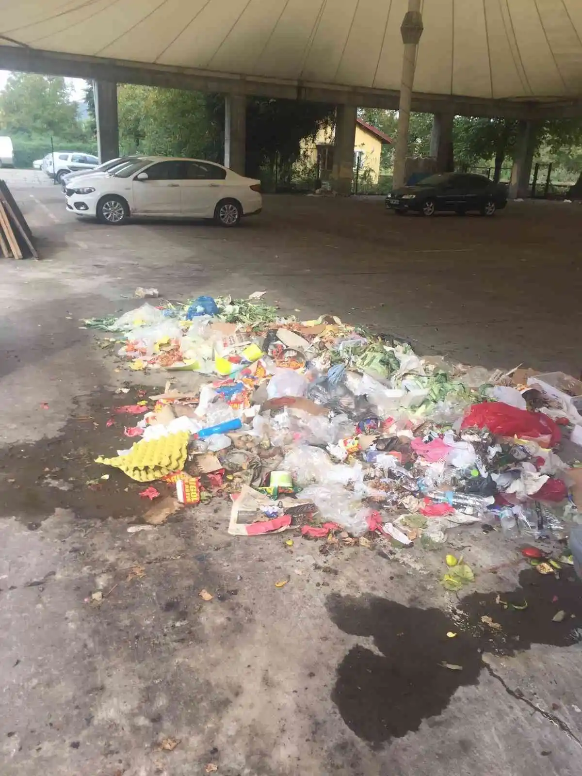 CHP'li belediye pazar yerinde çöpleri unuttu