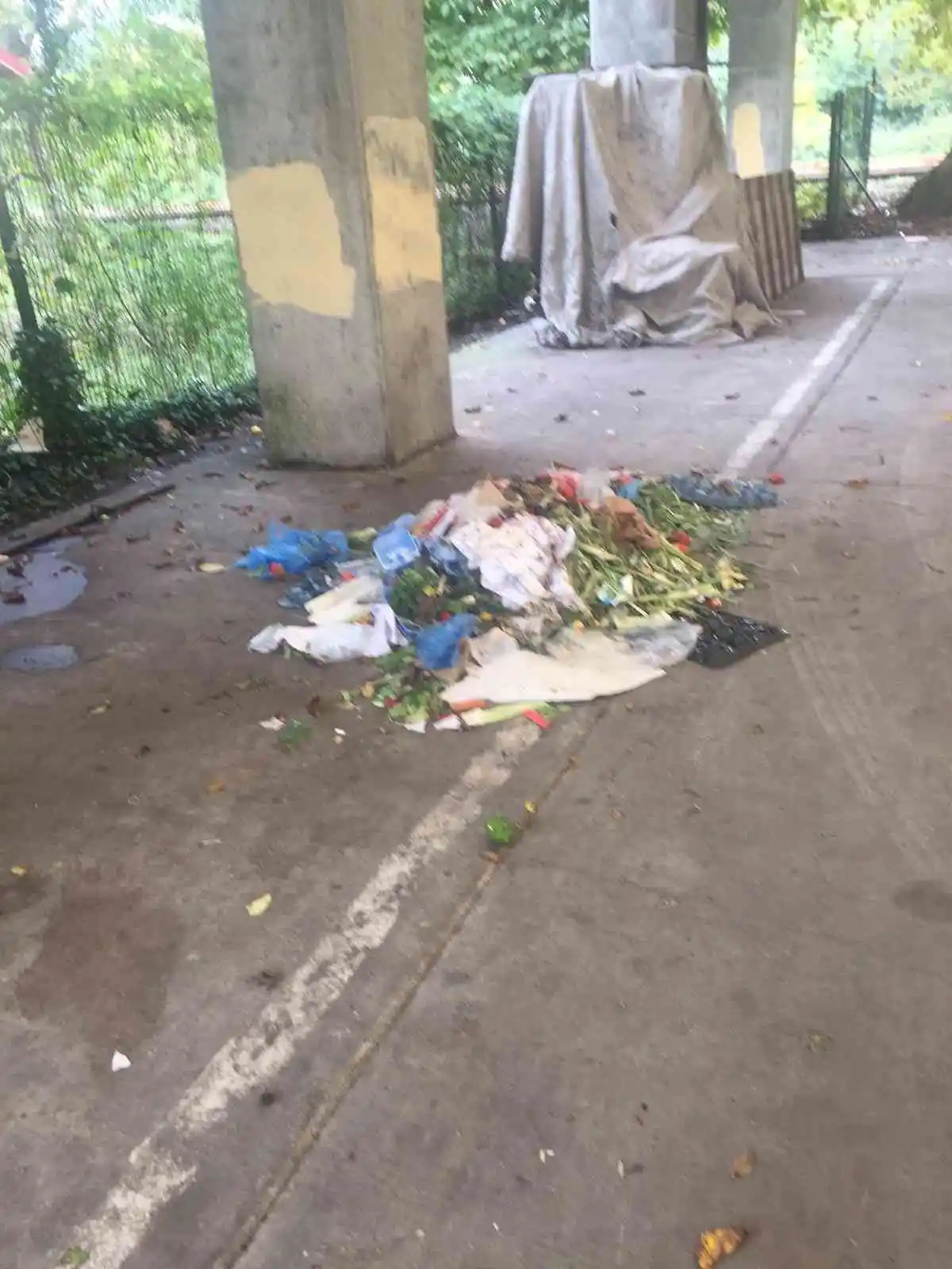 CHP’li belediye pazar yerinde çöpleri unuttu