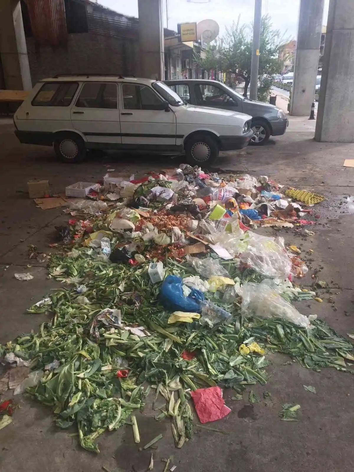CHP’li belediye pazar yerinde çöpleri unuttu