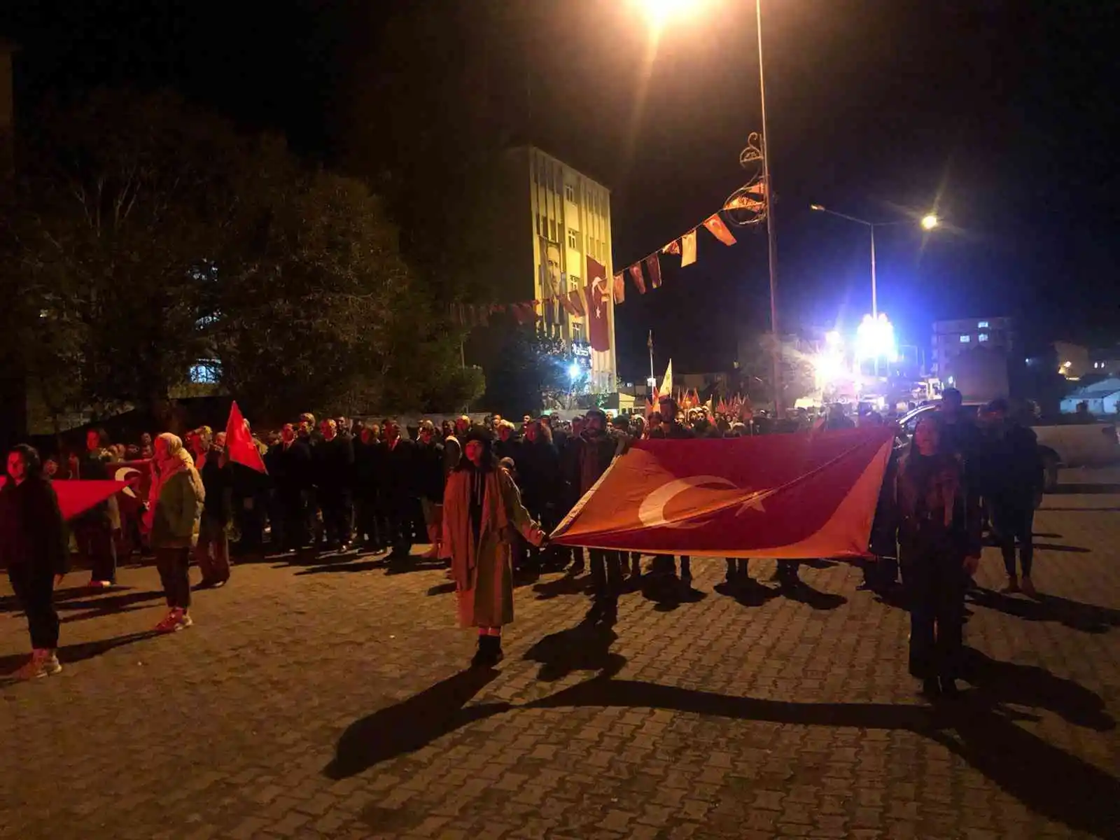 Çıldır’da Cumhuriyet Bayramı fener alayı ile kutlandı
