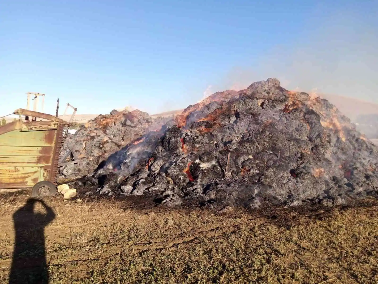 Çocukların yaktığı ateş 650 balyayı ve çadırı kül etti
