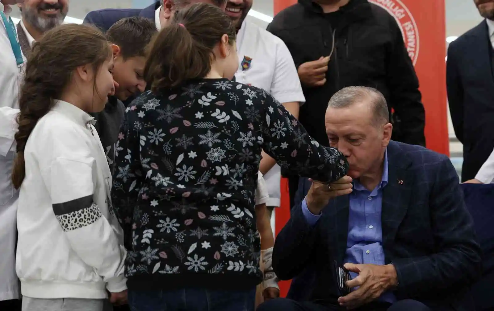 Cumhurbaşkanı Erdoğan, İstanbul’da tedavi gören madencileri ziyaret etti
