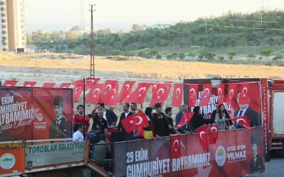 Cumhuriyet Bayramı Tırı, coşkuyu tüm Toroslar'a yaydı
