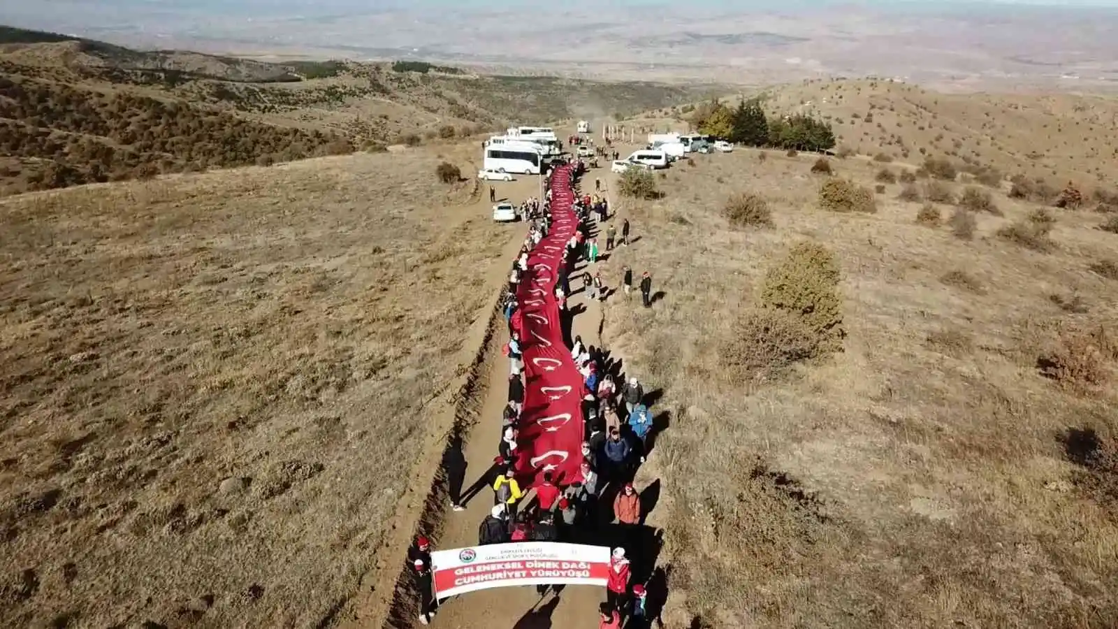 Cumhuriyet’in 99. yılını 1744 rakımlı Dinek Dağı’nın zirvesinde kutladılar
