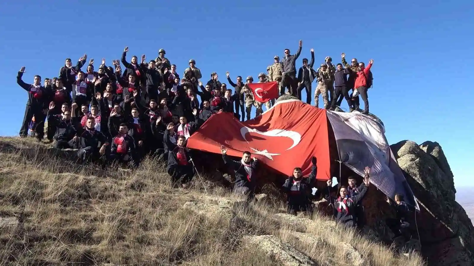 Cumhuriyet’in 99. yılını 1744 rakımlı Dinek Dağı’nın zirvesinde kutladılar
