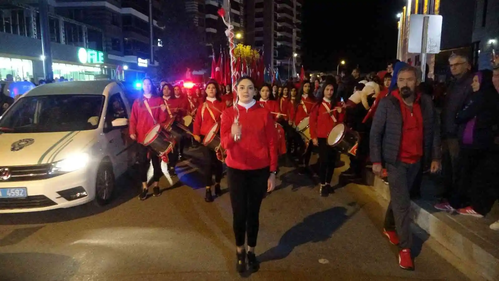 Cumhuriyet kutlamaları helikopter şov ve fener alayı ile sona erdi
