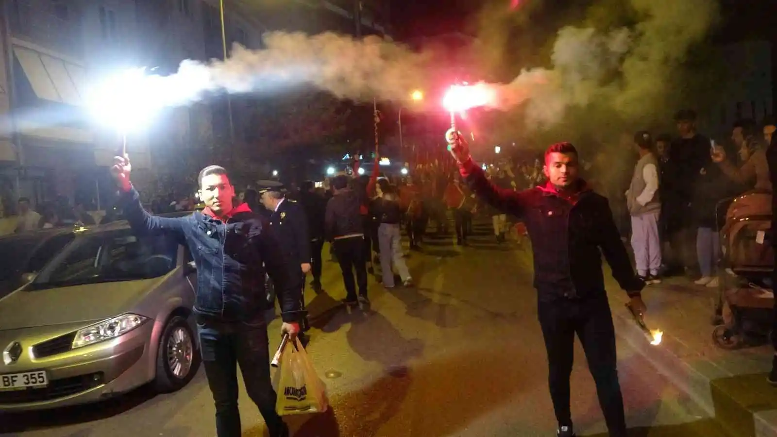 Cumhuriyet kutlamaları helikopter şov ve fener alayı ile sona erdi
