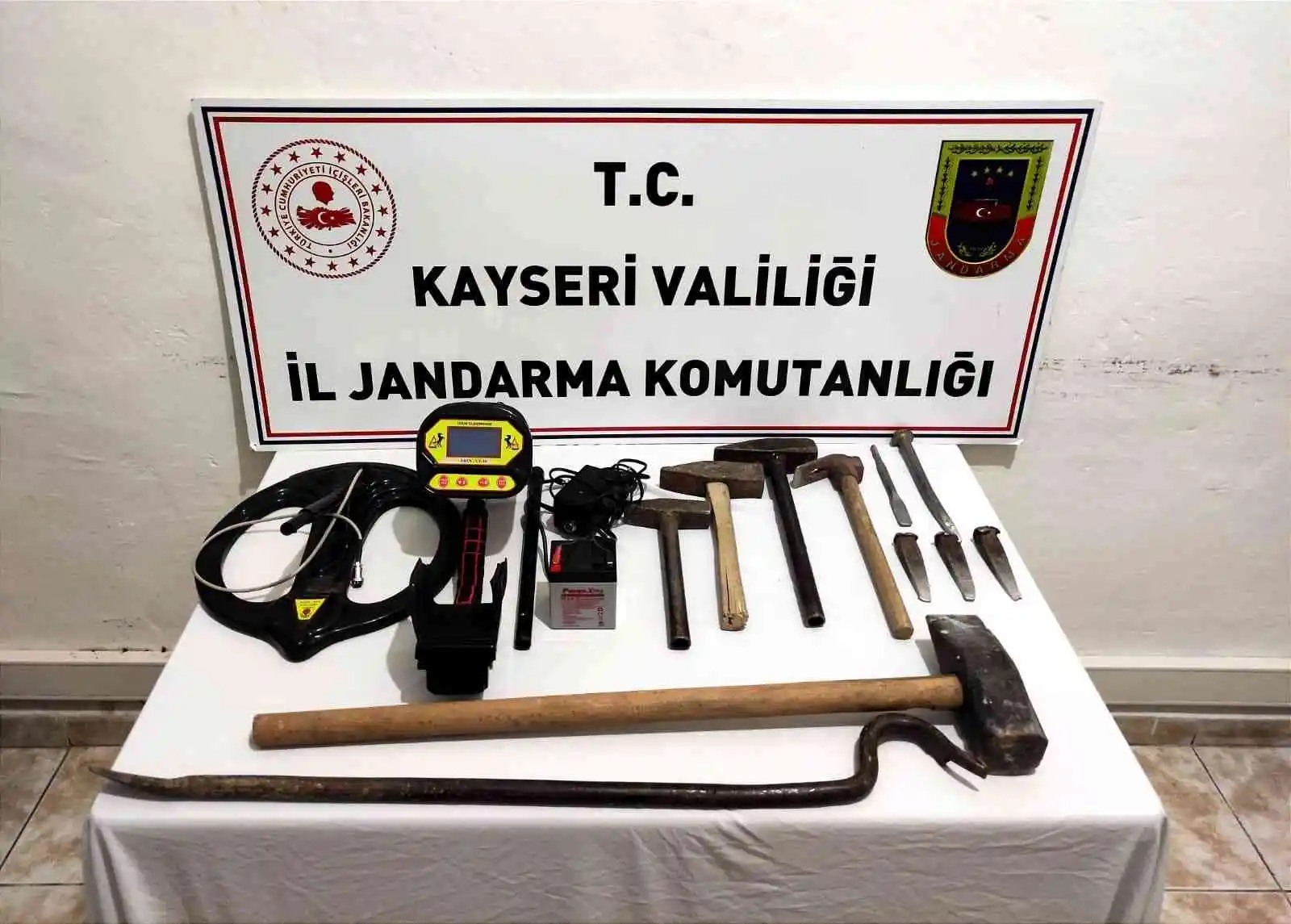 Dedektör ile arama yapan şahıslar suçüstü yakalandı