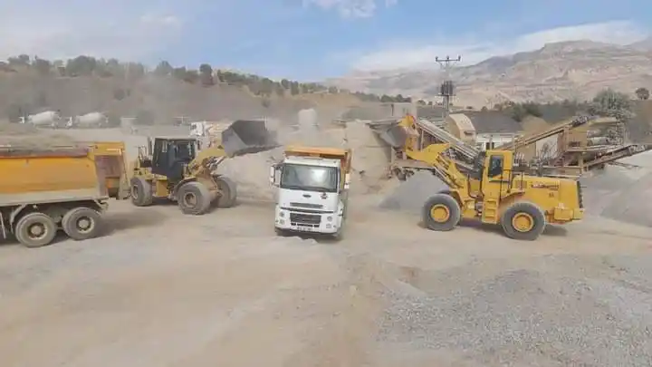Derecik'te yol yapım çalışmalarına hız verildi