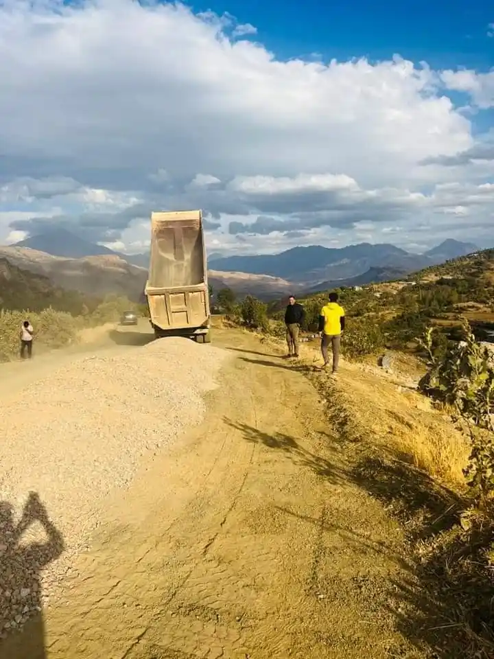 Derecik’te yol yapım çalışmalarına hız verildi