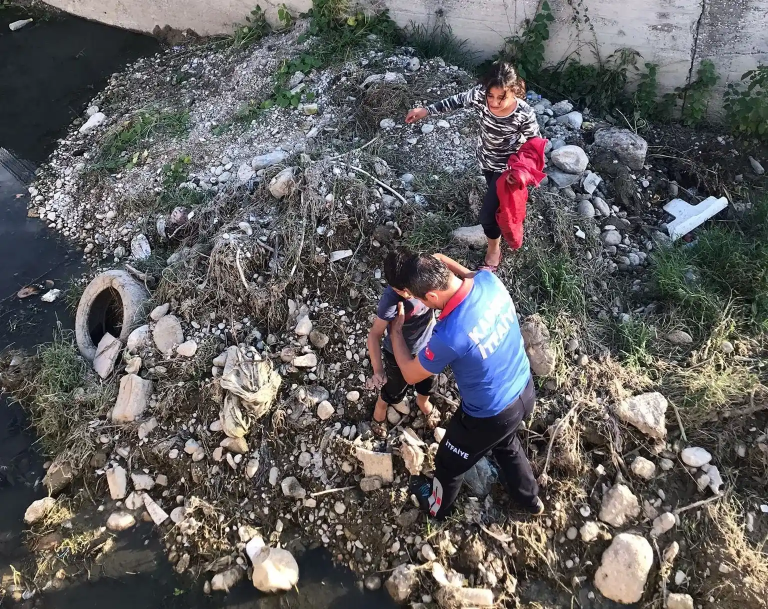 Derede mahsur kalan çocukların yardımına itfaiye yetişti