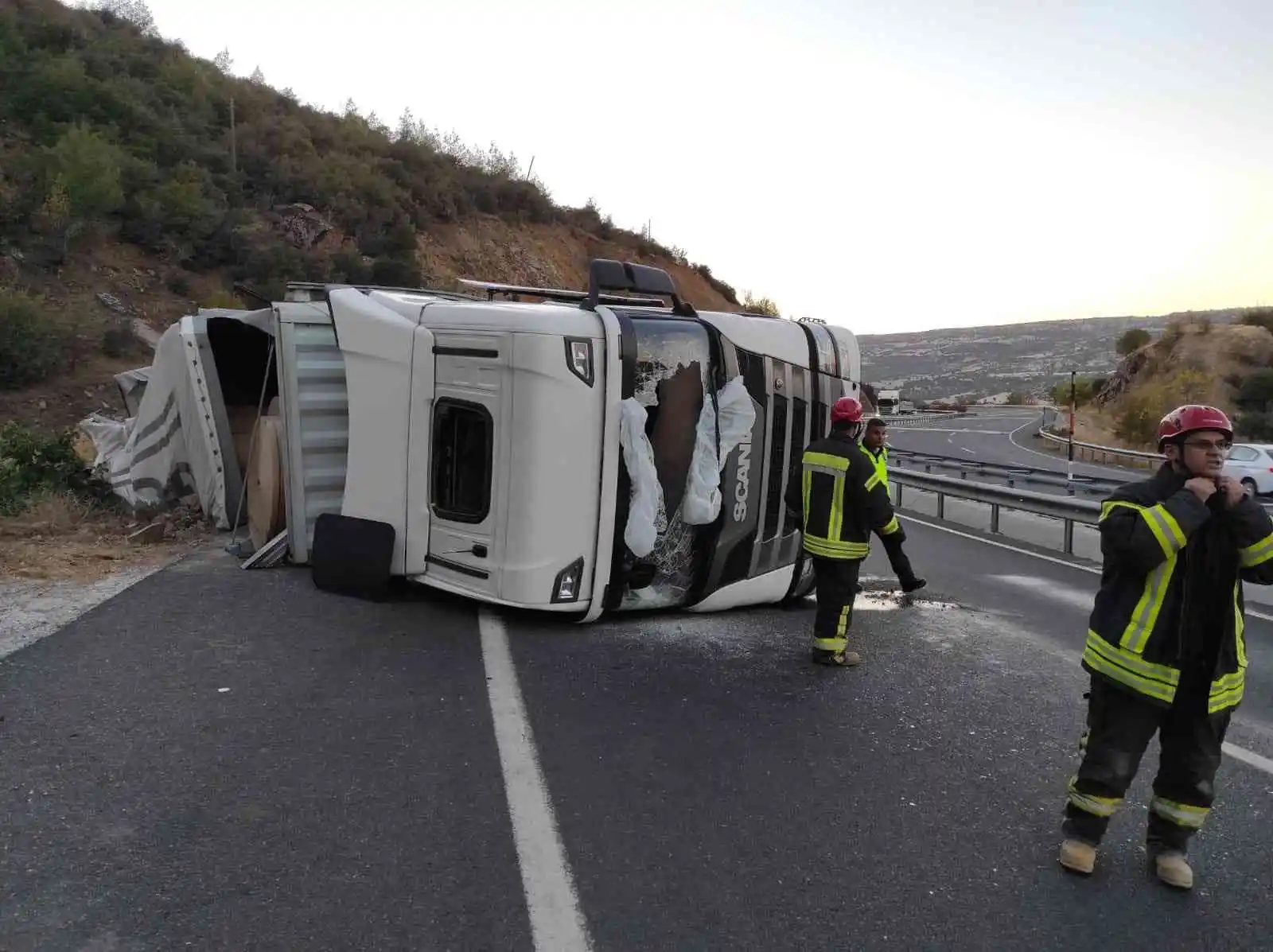 Devrilen tırdaki sürücü yaralandı