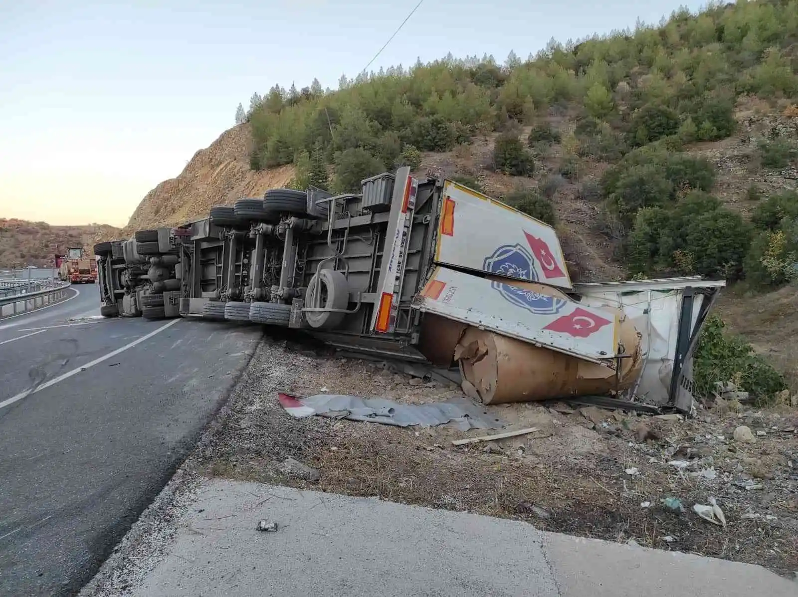 Devrilen tırdaki sürücü yaralandı
