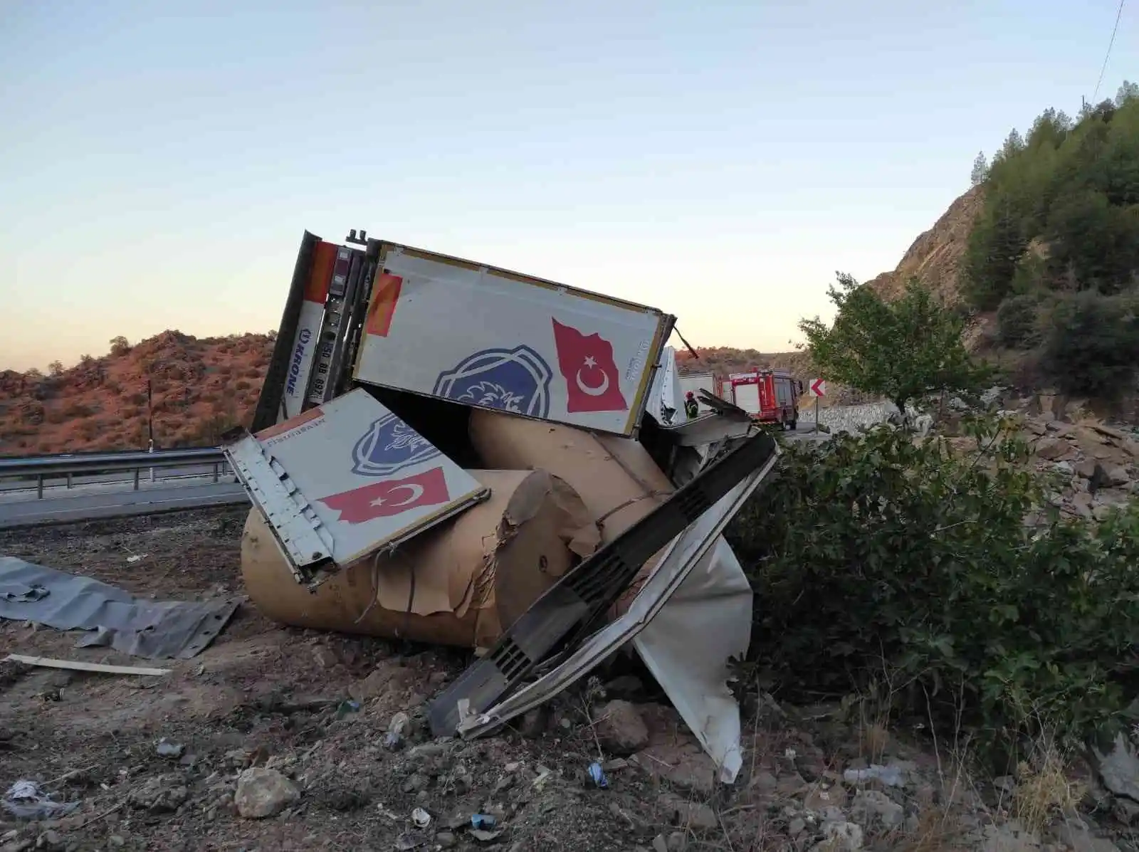 Devrilen tırdaki sürücü yaralandı