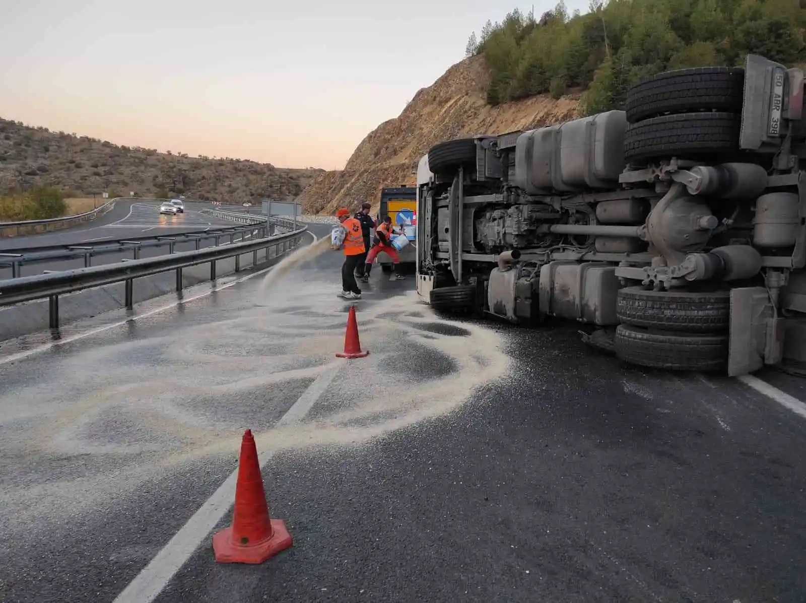 Devrilen tırdaki sürücü yaralandı