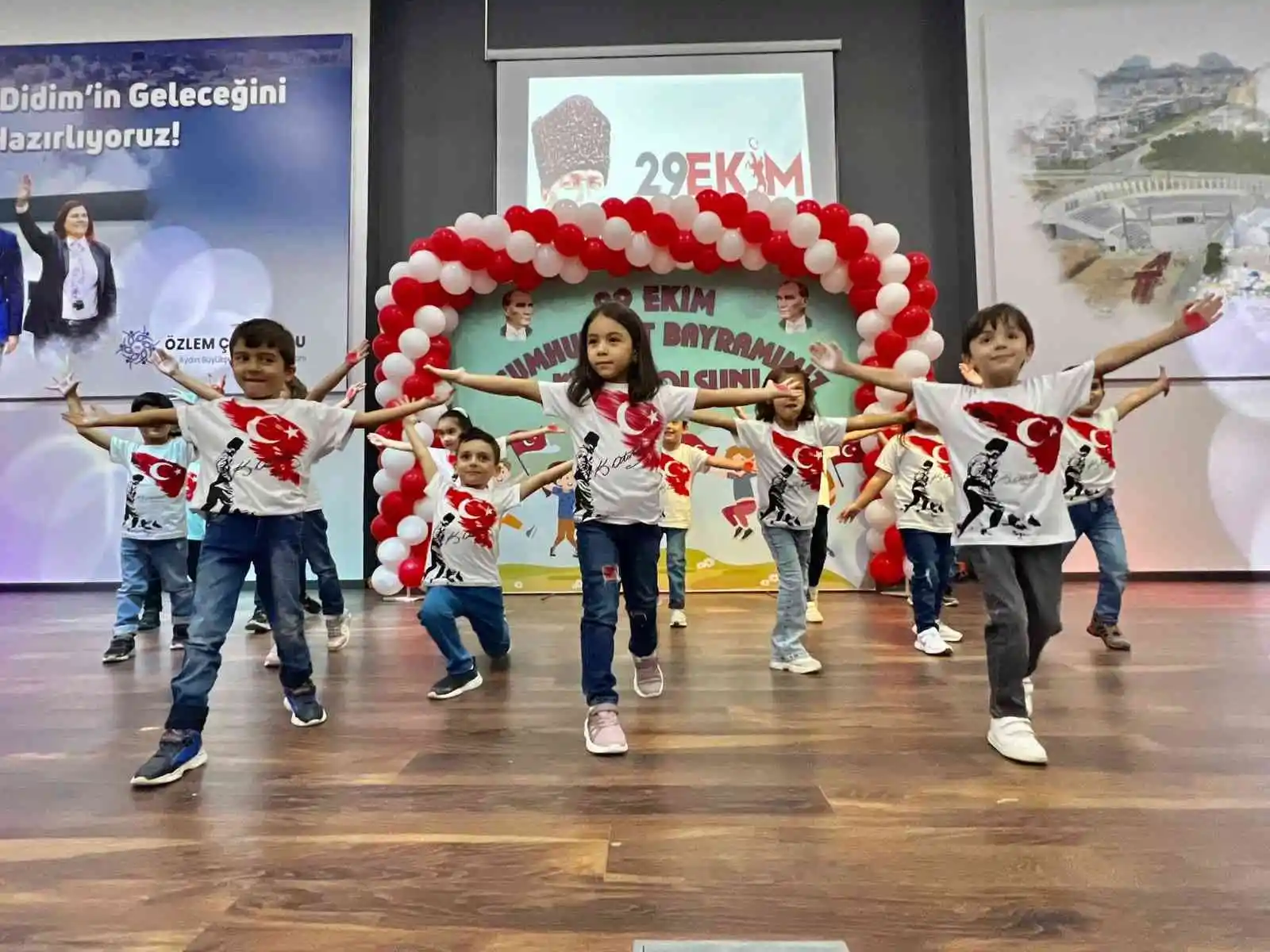 Didim’de 29 Ekim kutlamaları çocukların gösterileri ile başladı
