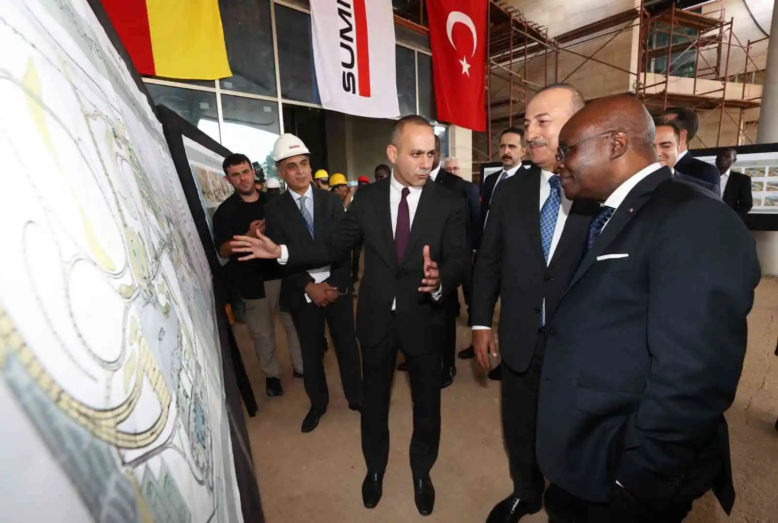 Dışişleri Bakanı Çavuşoğlu, Benin'de Türk şirketinin inşa ettiği otelin şantiyesini ziyaret etti
