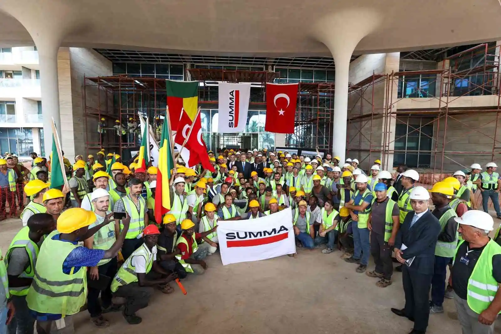 Dışişleri Bakanı Çavuşoğlu, Benin’de Türk şirketinin inşa ettiği otelin şantiyesini ziyaret etti