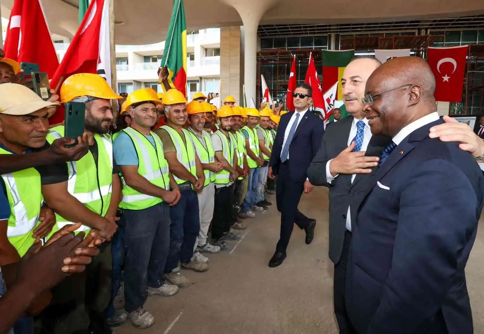 Dışişleri Bakanı Çavuşoğlu, Benin’de Türk şirketinin inşa ettiği otelin şantiyesini ziyaret etti