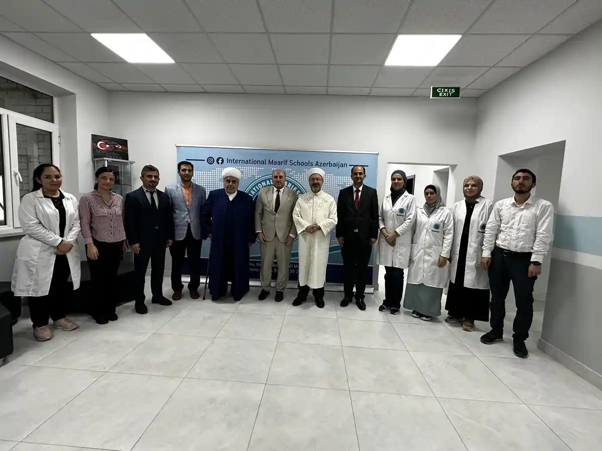 Diyanet İşleri Başkanı Erbaş, TDV Azerbaycan Bakü Türk Lisesi'ni ziyaret etti