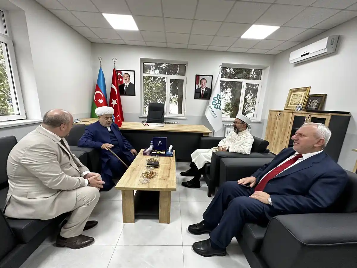 Diyanet İşleri Başkanı Erbaş, TDV Azerbaycan Bakü Türk Lisesi’ni ziyaret etti