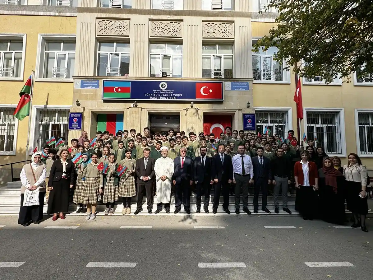 Diyanet İşleri Başkanı Erbaş, TDV Azerbaycan Bakü Türk Lisesi’ni ziyaret etti