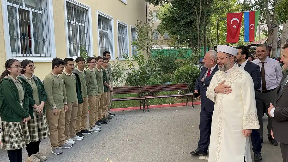 Diyanet İşleri Başkanı Erbaş, TDV Azerbaycan Bakü Türk Lisesi’ni ziyaret etti