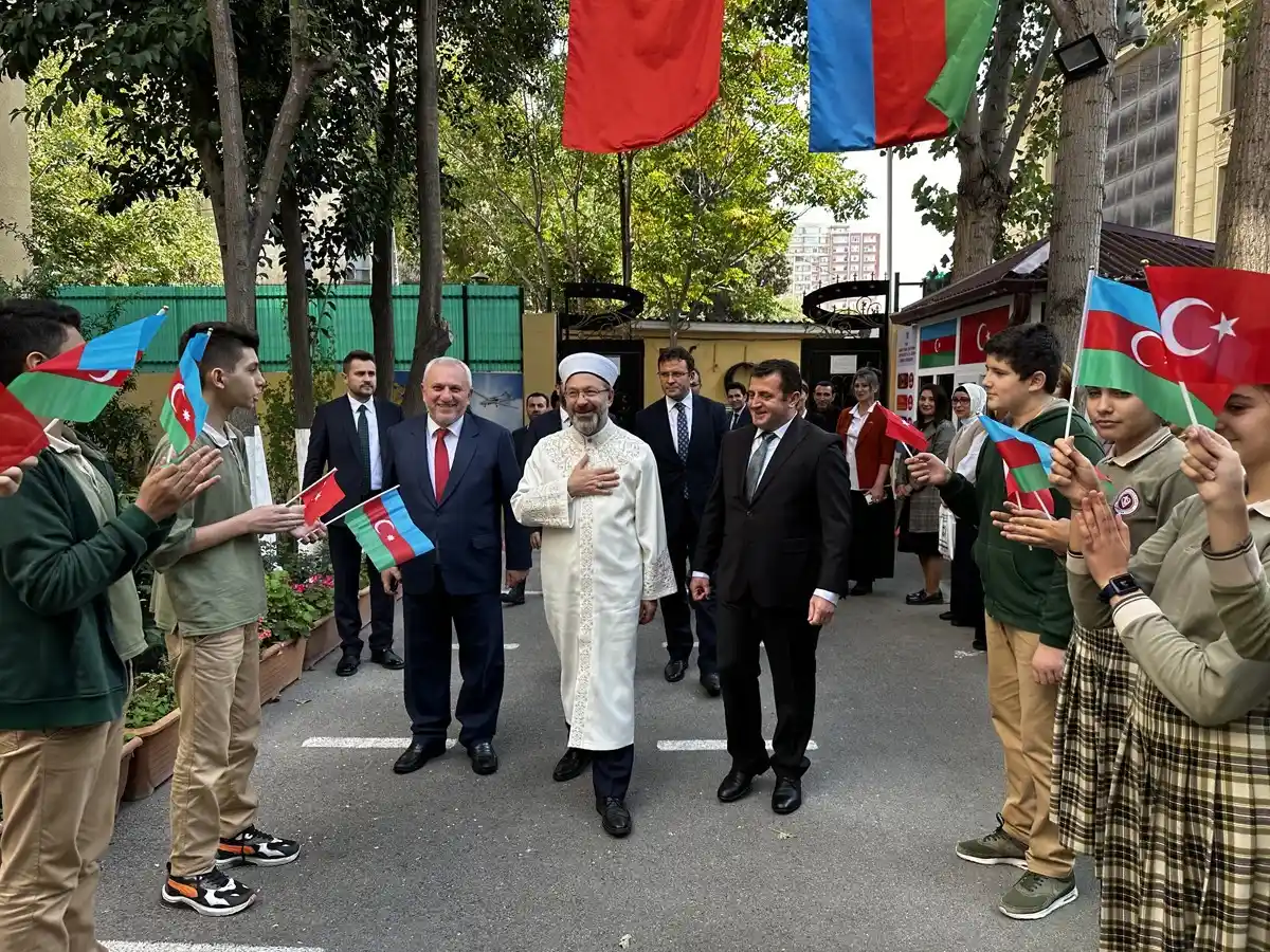 Diyanet İşleri Başkanı Erbaş, TDV Azerbaycan Bakü Türk Lisesi’ni ziyaret etti