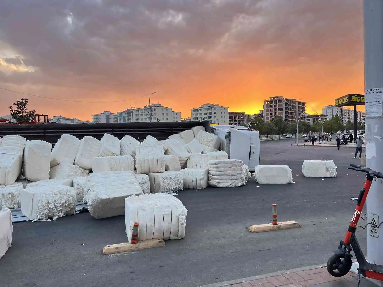 Diyarbakır'da kavşakta hızını alamayan tır yan yattı
