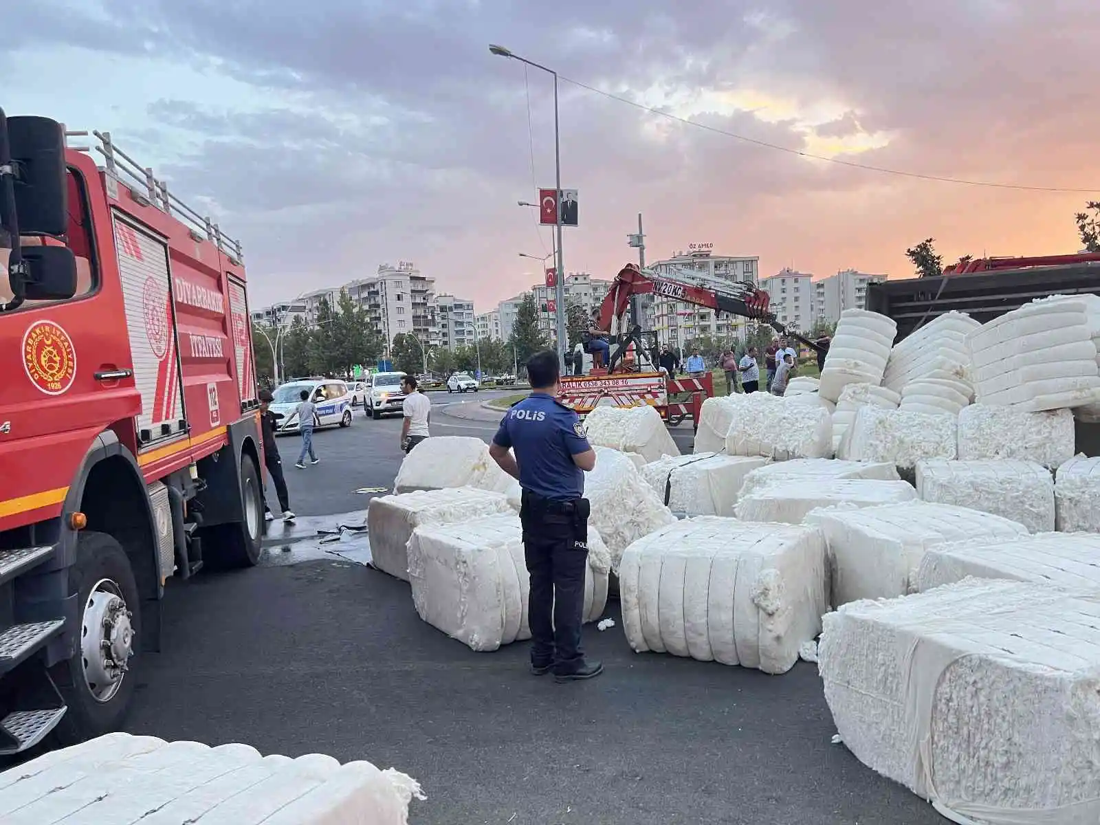 Diyarbakır’da kavşakta hızını alamayan tır yan yattı
