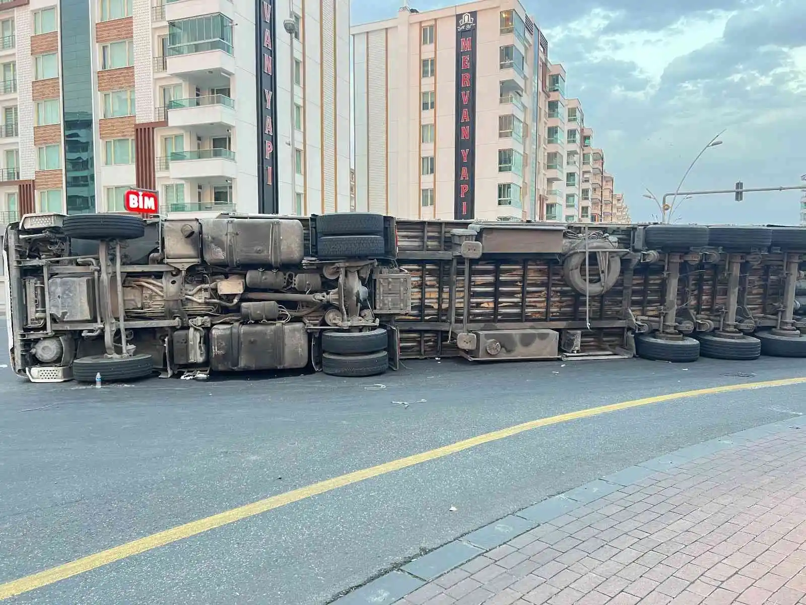 Diyarbakır’da kavşakta hızını alamayan tır yan yattı
