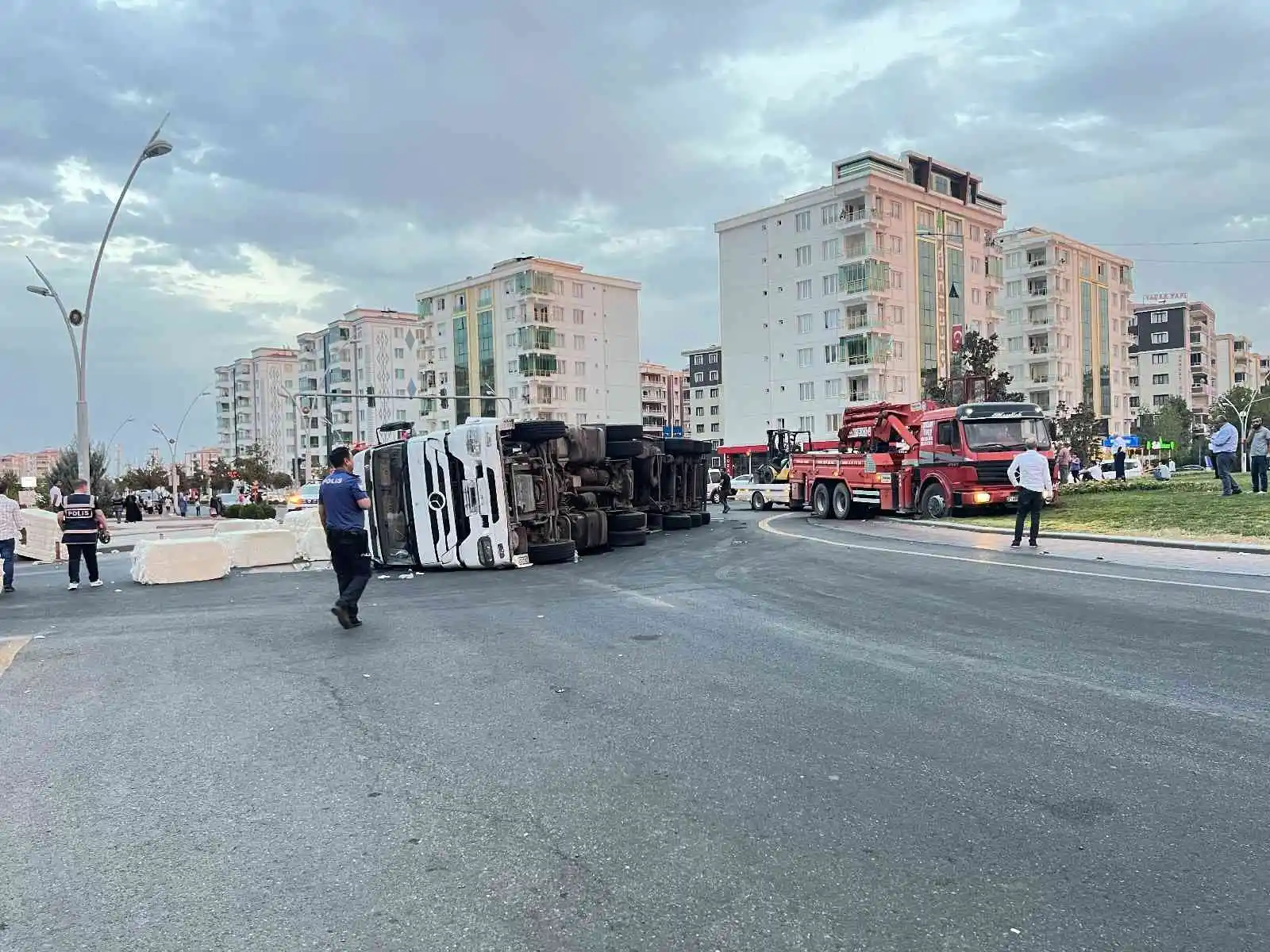 Diyarbakır’da kavşakta hızını alamayan tır yan yattı
