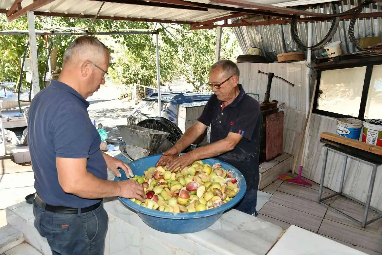 Doğal şehirde halka açık pekmez ocağı