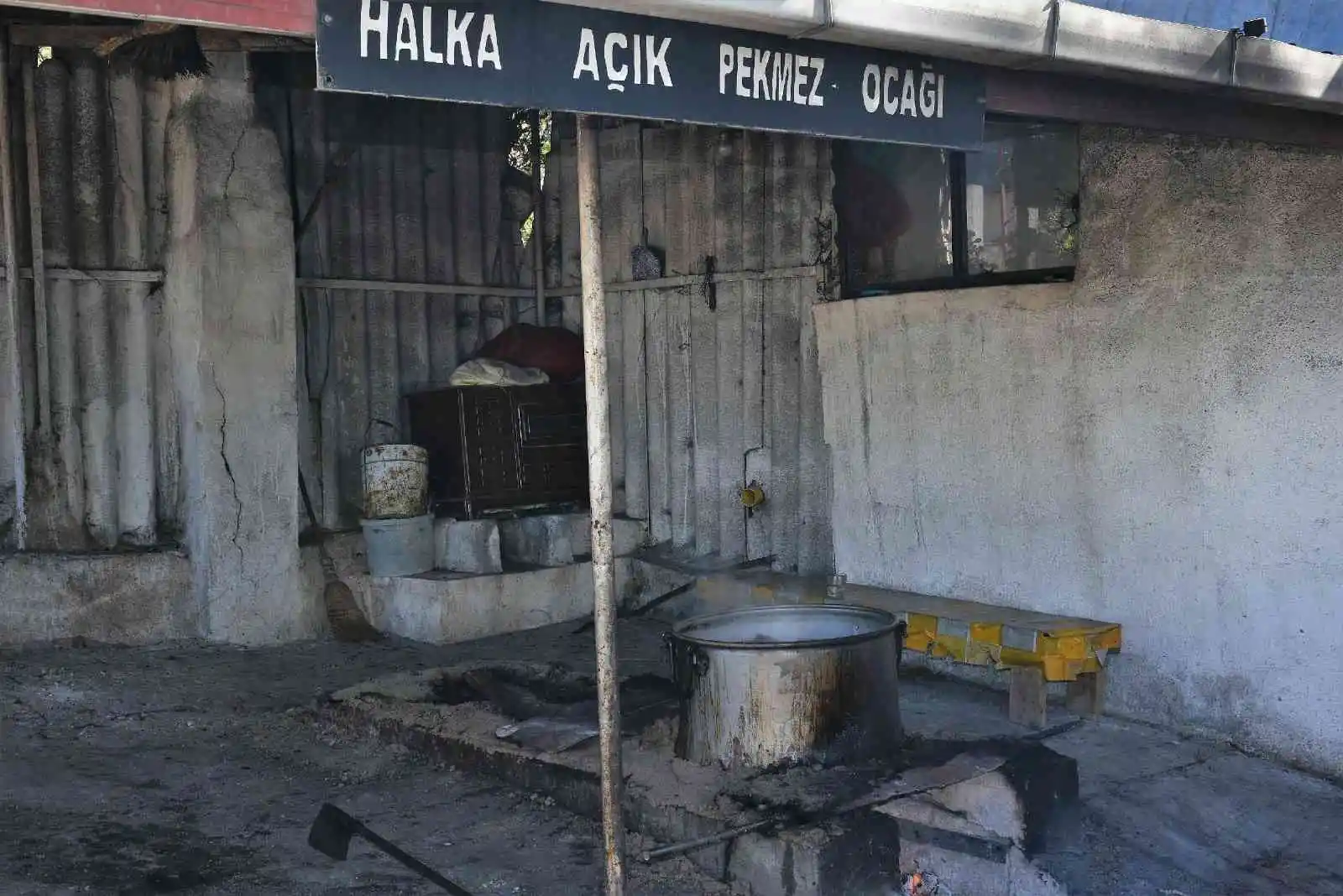 Doğal şehirde halka açık pekmez ocağı
