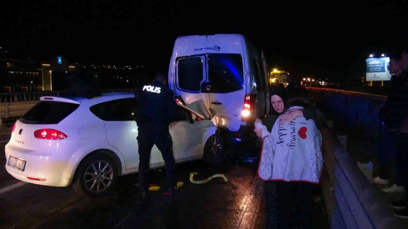 Düğün dönüşü yol ayrımını kaçırıp geri gelen minibüse otomobil çarptı: 2'si çocuk 6 yaralı
