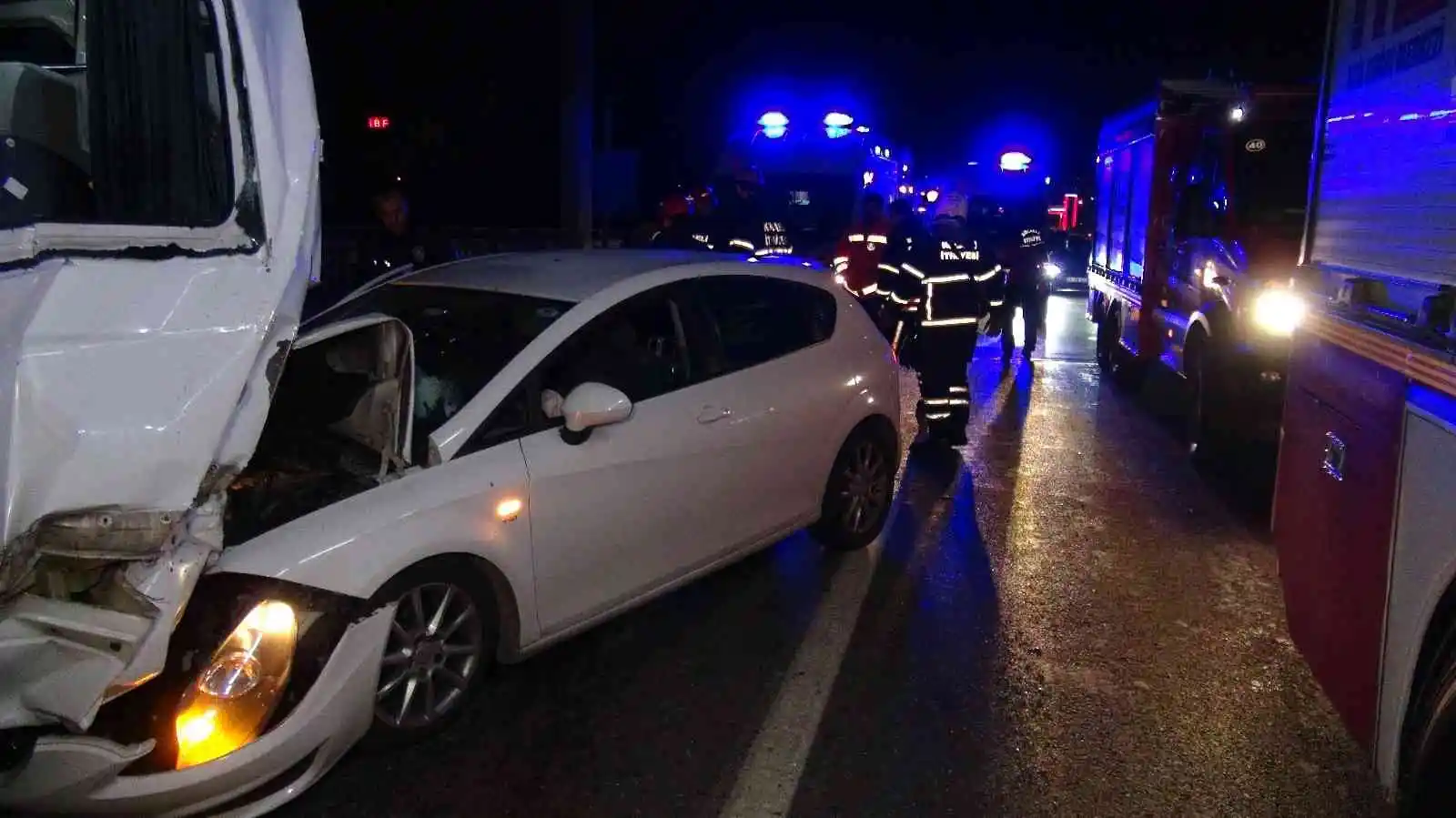 Düğün dönüşü yol ayrımını kaçırıp geri gelen minibüse otomobil çarptı: 2’si çocuk 6 yaralı
