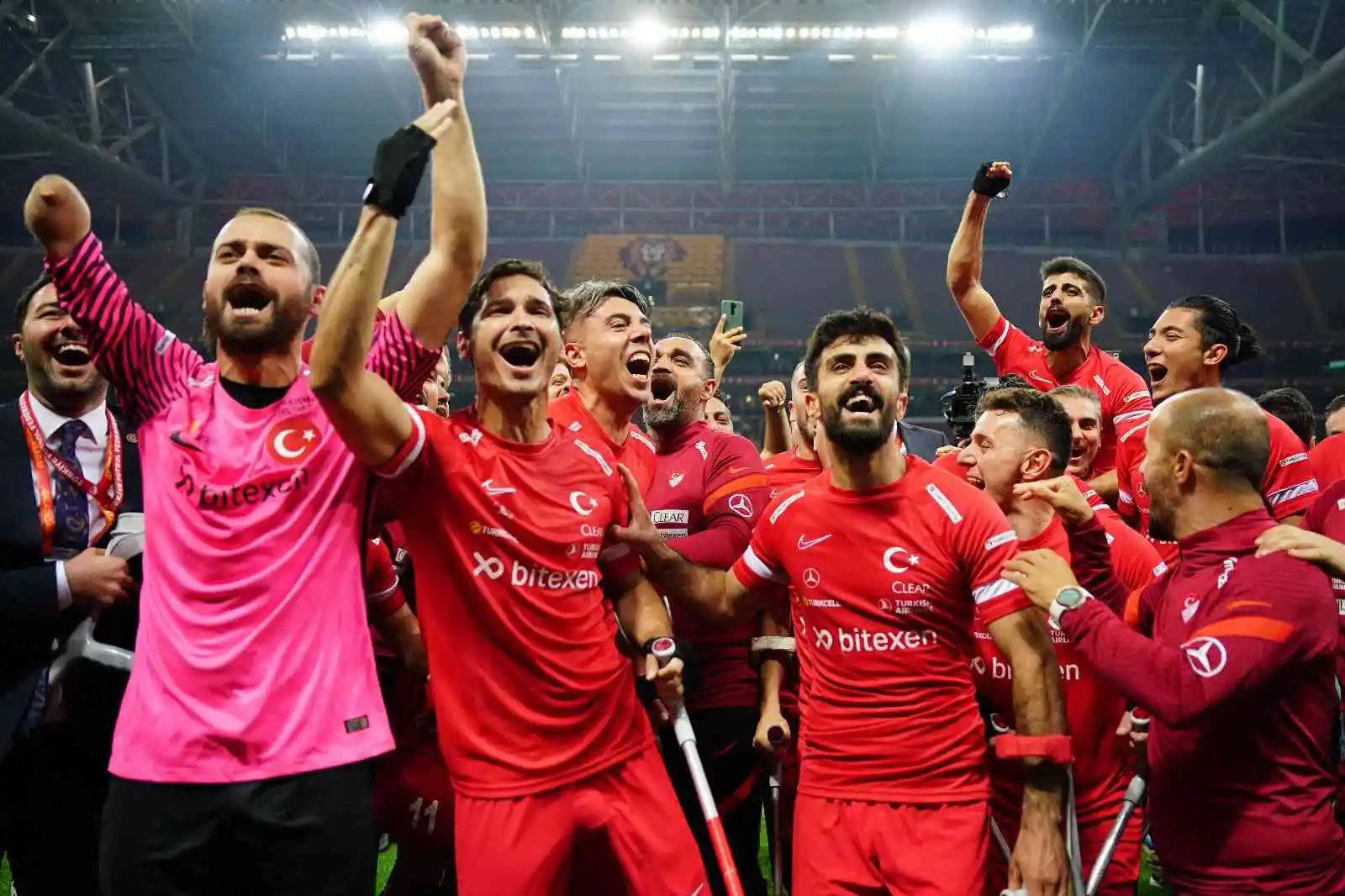 Dünya Kupası, Ampute Futbol Milli Takımı’nın ellerinde yükseldi
