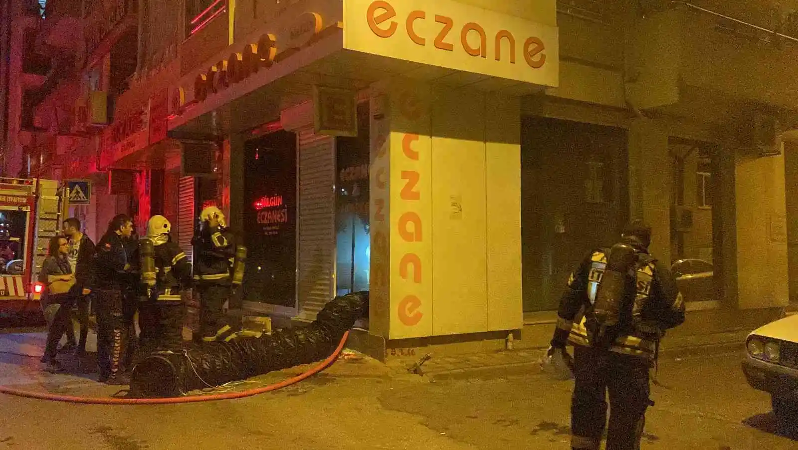 Eczanede çıkan yangın ekipleri seferber etti