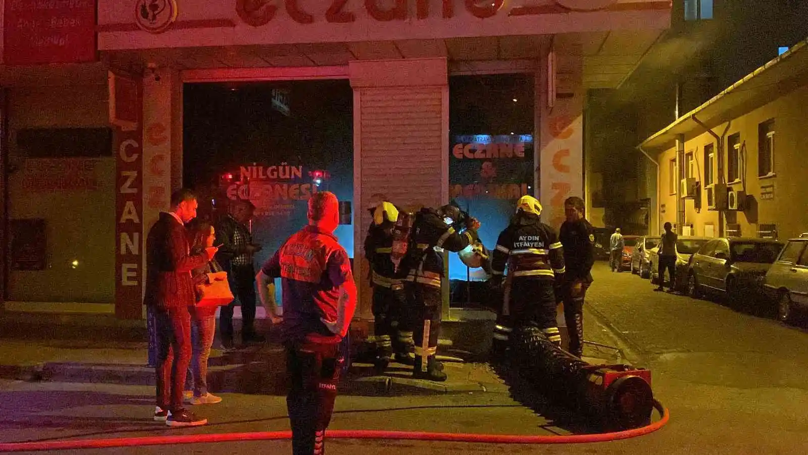 Eczanede çıkan yangın ekipleri seferber etti